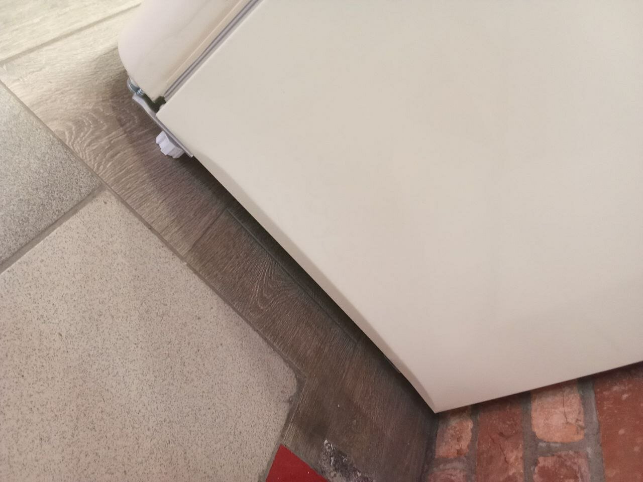 Холодильник MAUNFELD MFF186NFRBG