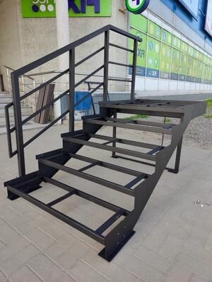 Мастер марш Лестница-крыльцо 4 ступени с площадкой, без ступеней ДПК, ограждения справа. Ширина 1500мм