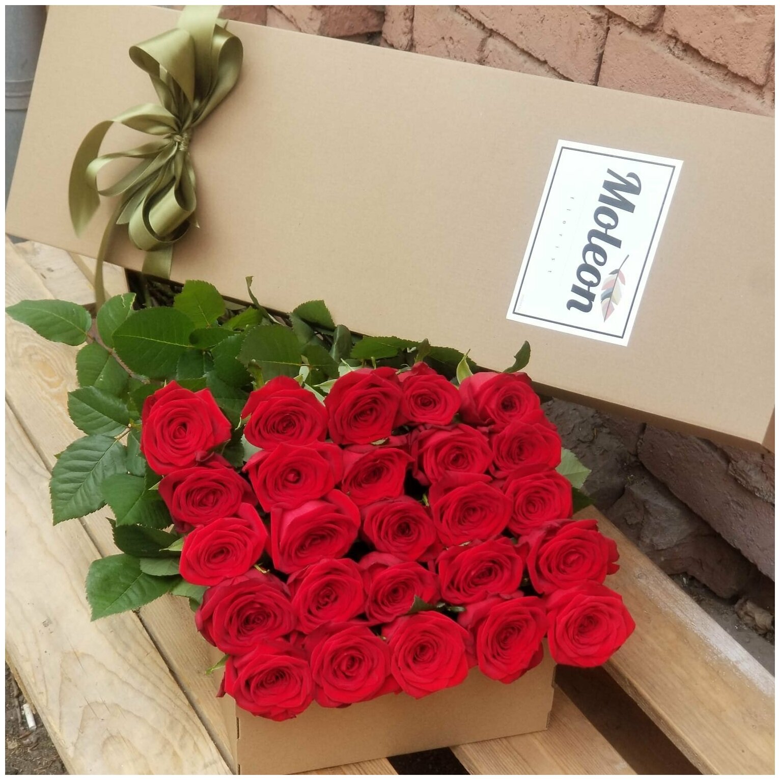 25 красных роз (50см) в подарочной коробке. New!