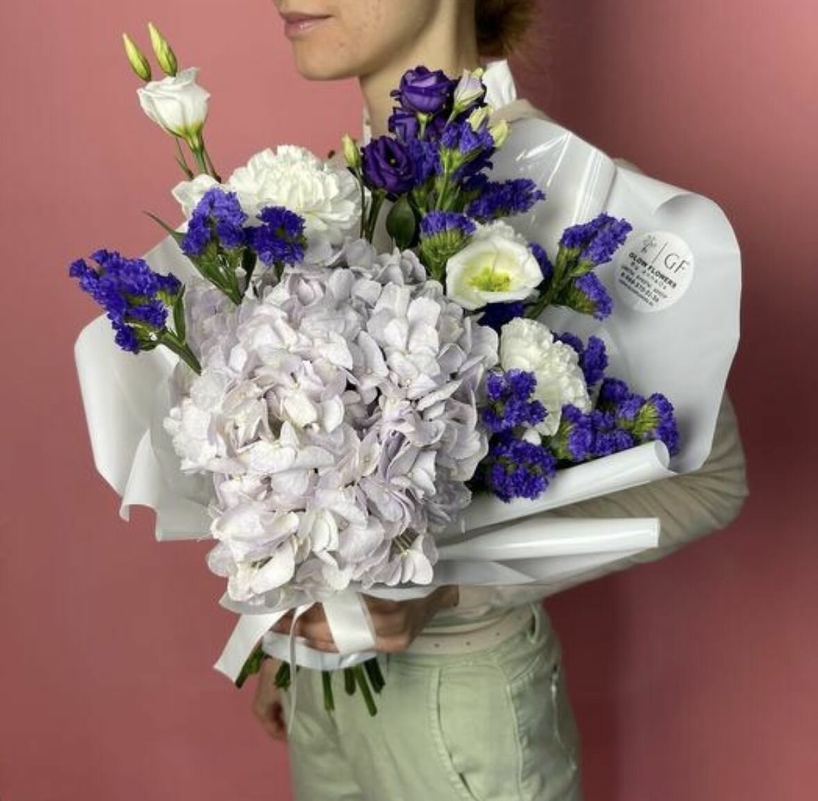 Glow Flowers Букет из гортензии и лизиантуса