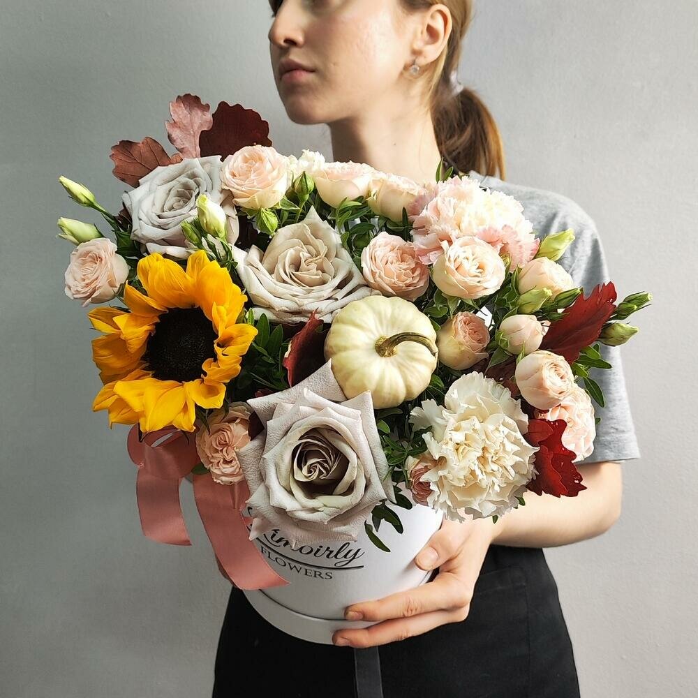 Осенний букет живых цветов от Kimbirly Flowers из кустовых и одноголовых роз, лизиантуса, гвоздик, тыквы, подсолнуха в шляпной коробке, цвет кремовый, бежевый, пастельный, розы Мента