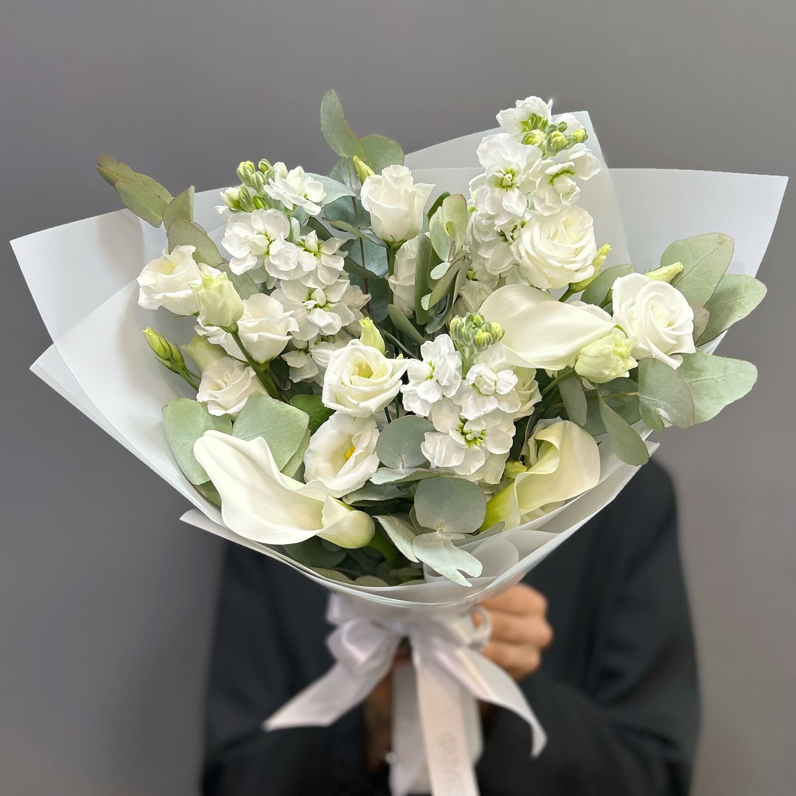 FLOWELLE Микс из белой маттиолы, эустомы и калл