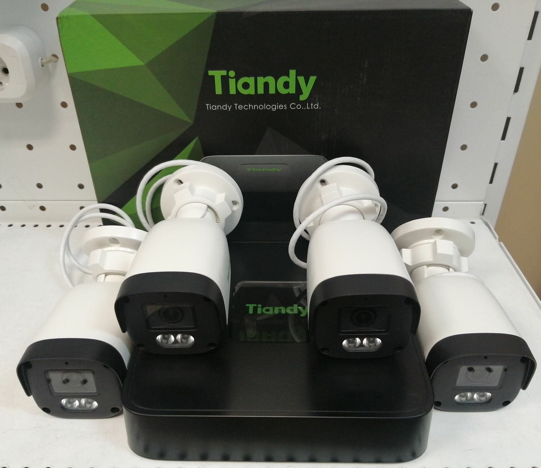 Комплект IP видеонаблюдения 4 камеры Tiandy 1080P
